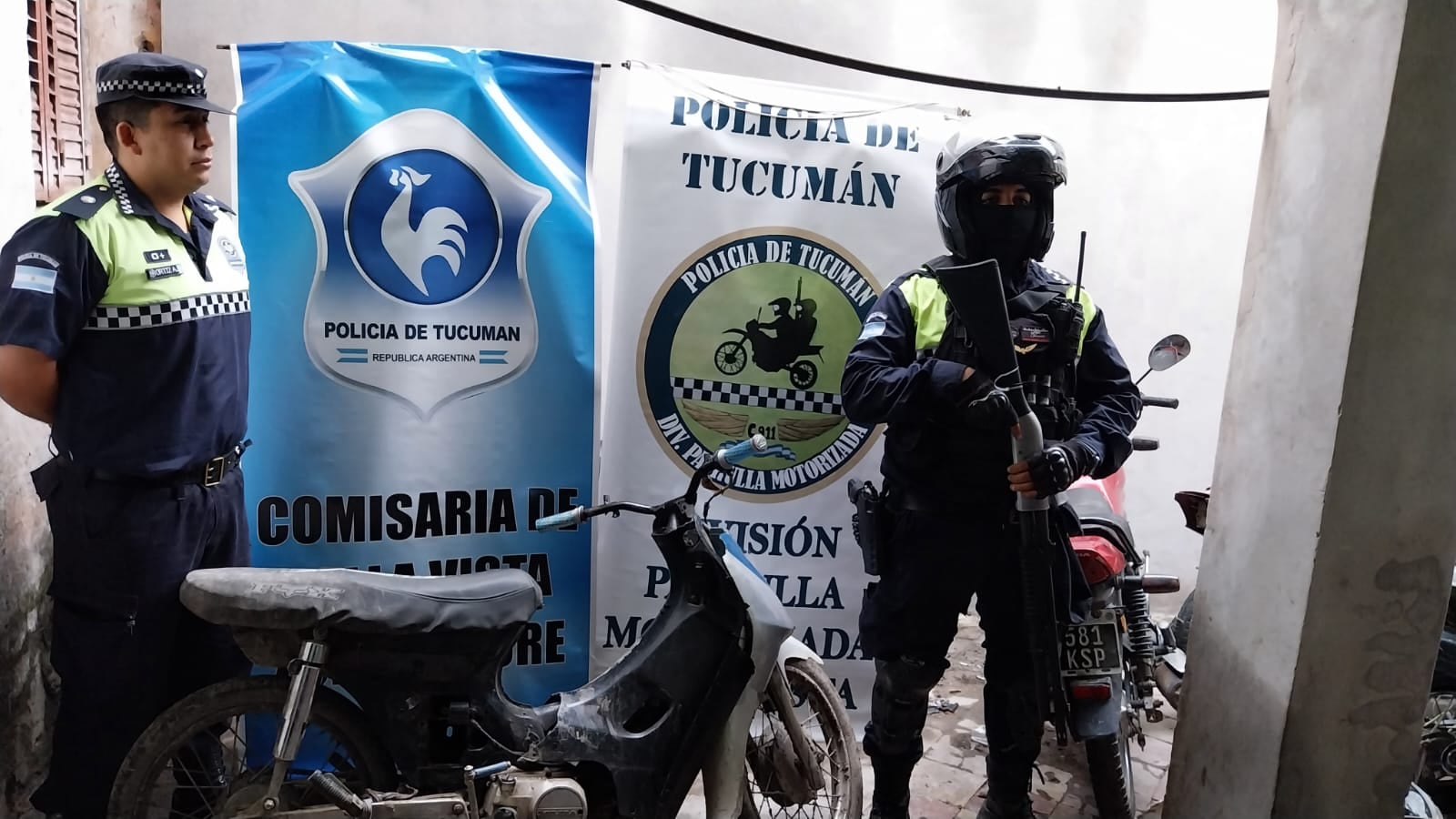 El detenido junto a la moto secuestrada.