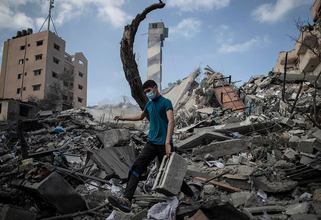 Un palestino revisa los daños en un edificio de seis plantas destruido de madrugada por un ataque aéreo israelí en Ciudad de Gaza.