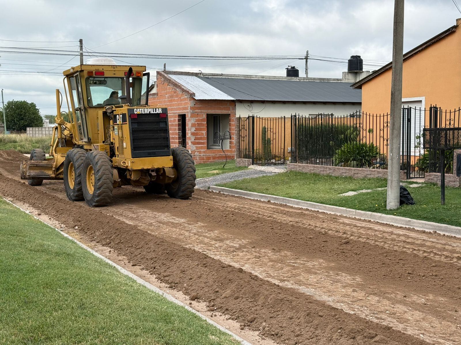 Gonzales Chaves: inicio de los trabajos de movimiento de suelo para la pavimentación de la calle Dr. Etchevers