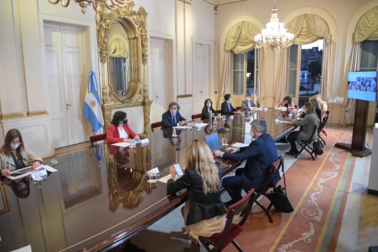 Un comité de veintiún infectólogos y epidemiólogos recomendó ir a un confinamiento total. (Foto: Presidencia)