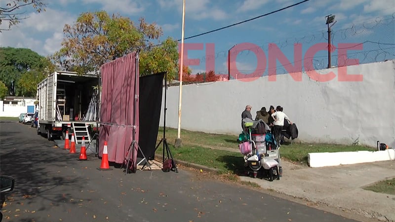 El set de grabación afuera del penal de Paraná en el que Nahir Galarza cumple su condena.