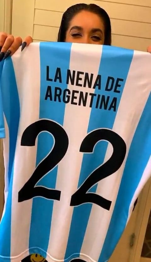 María Becerra con la camiseta de Argentina.