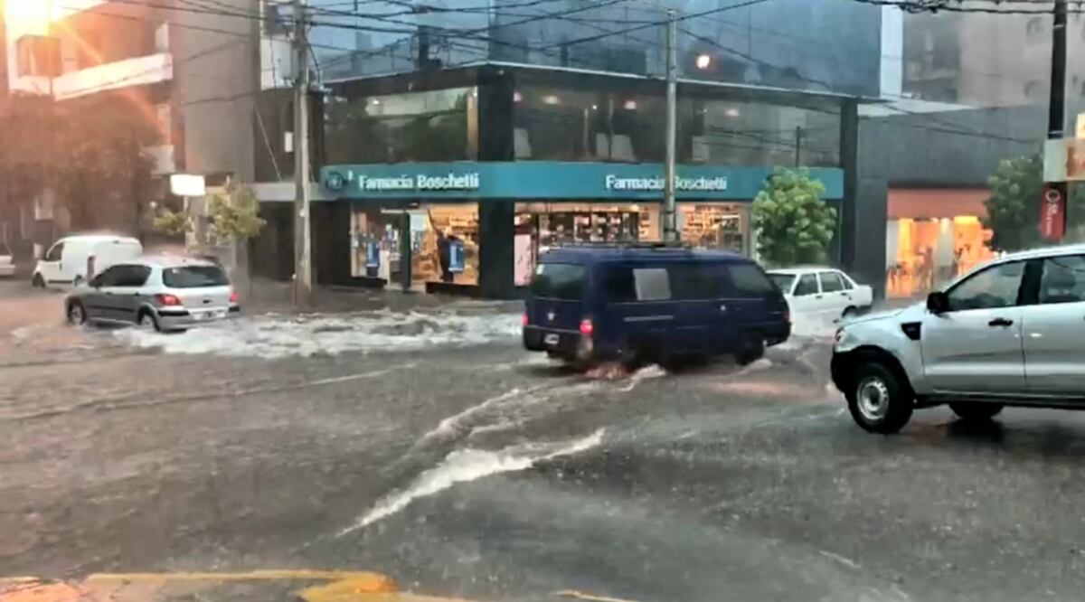 Fuerte tormenta deja un verdadero “río” en las calles de Carlos Paz