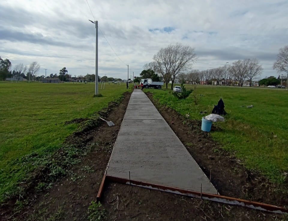 Avanza la construcción del sendero peatonal en el predio saludable de Orense