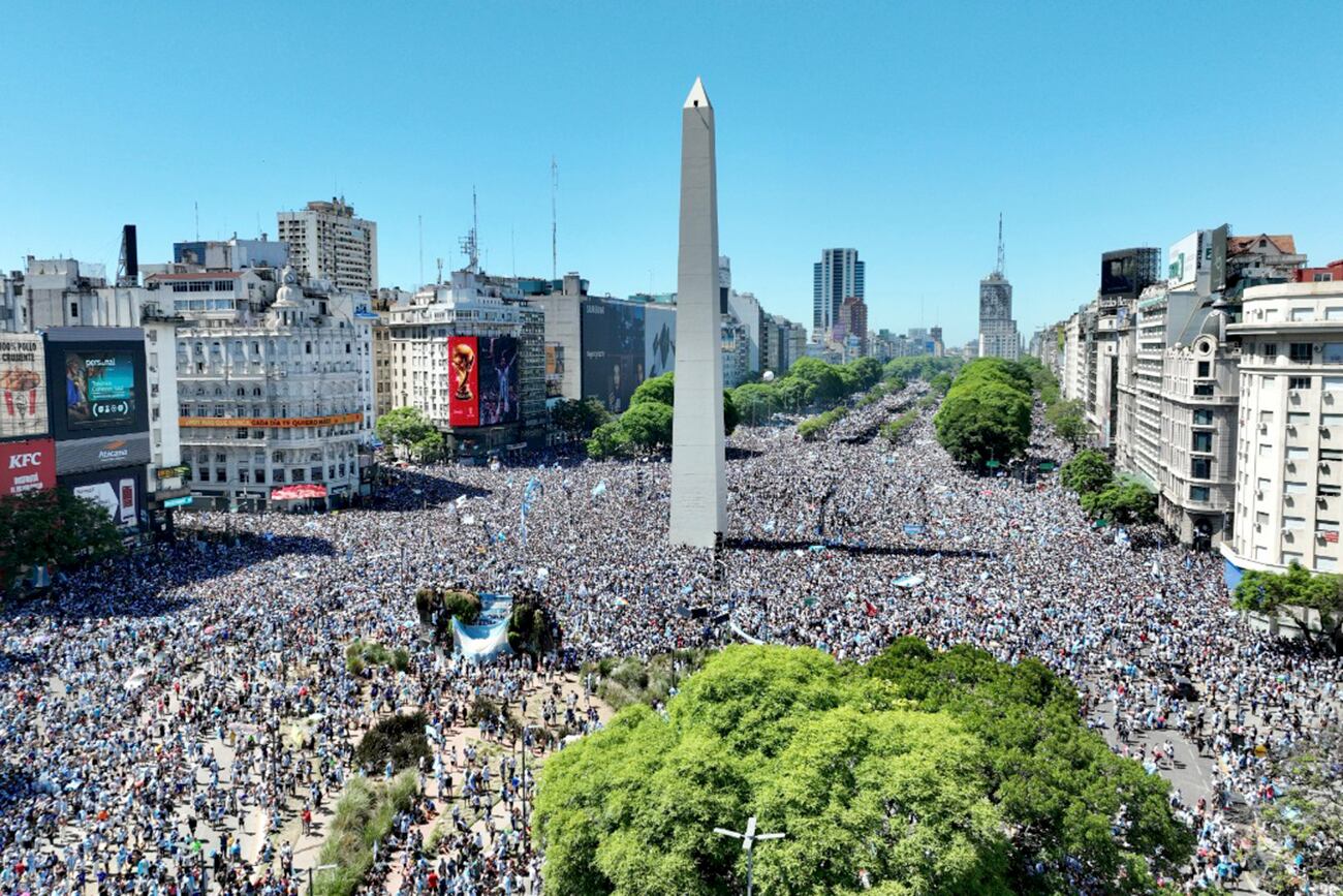 La multitud de simpatizantes que aguardó la llegada de la Selección al Obelisco, que nunca se concretó. Foto: Clarín.