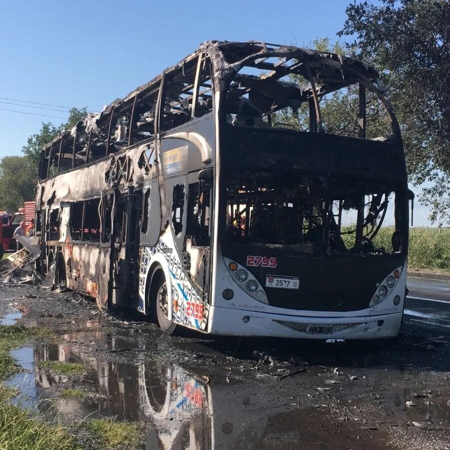 La unidad quedó destruida tras el paso de las llamas.