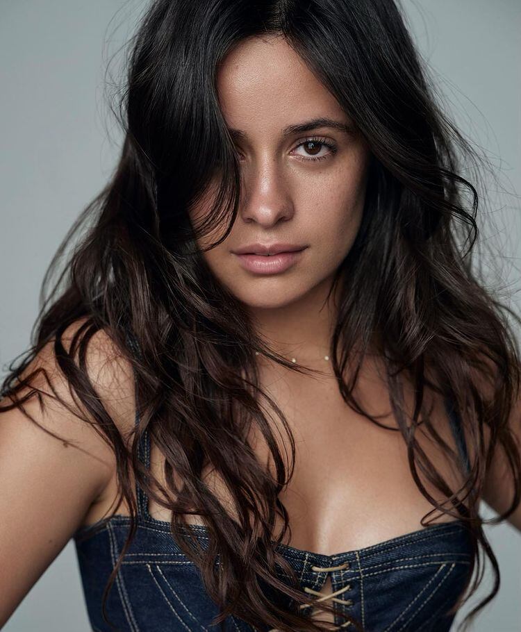 Camila Cabello en una sesión de fotos para Victoria’s Secret.