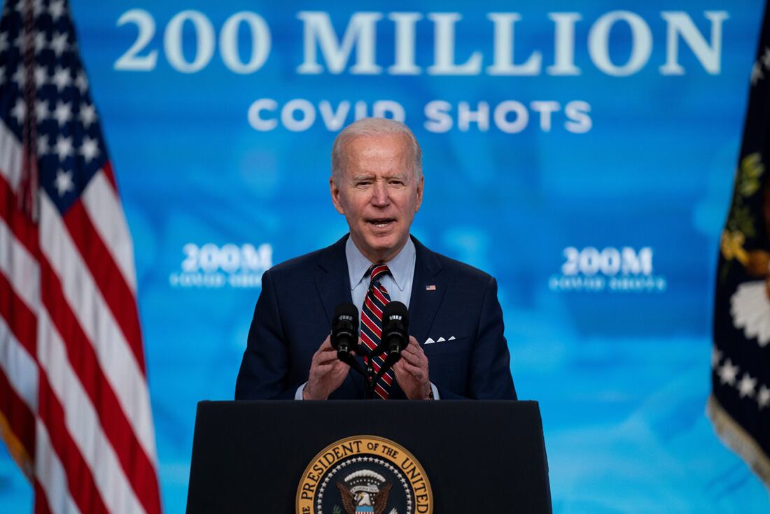 El presidente Joe Biden aseguró que compartirá con el mundo las vacunas sobrantes de Estados Unidos . (AP)