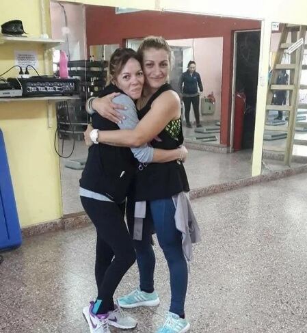 Elizabeth junto a su profesora del gimnasio.