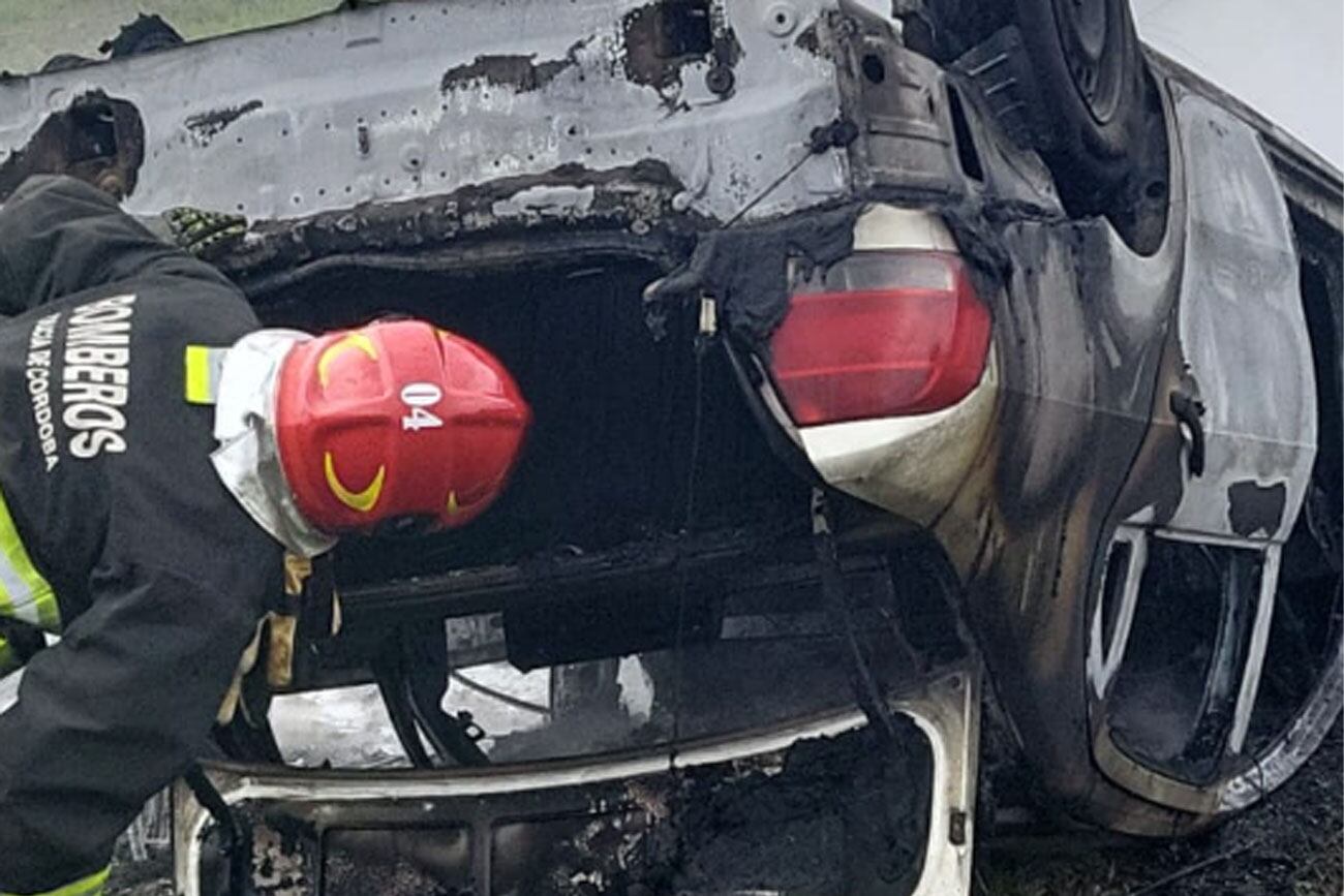 Incendio y vuelco del auto. (Policía)