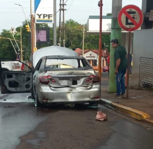 Puerto Iguazú: esperaba para cargar combustible y su automóvil ardió en llamas.