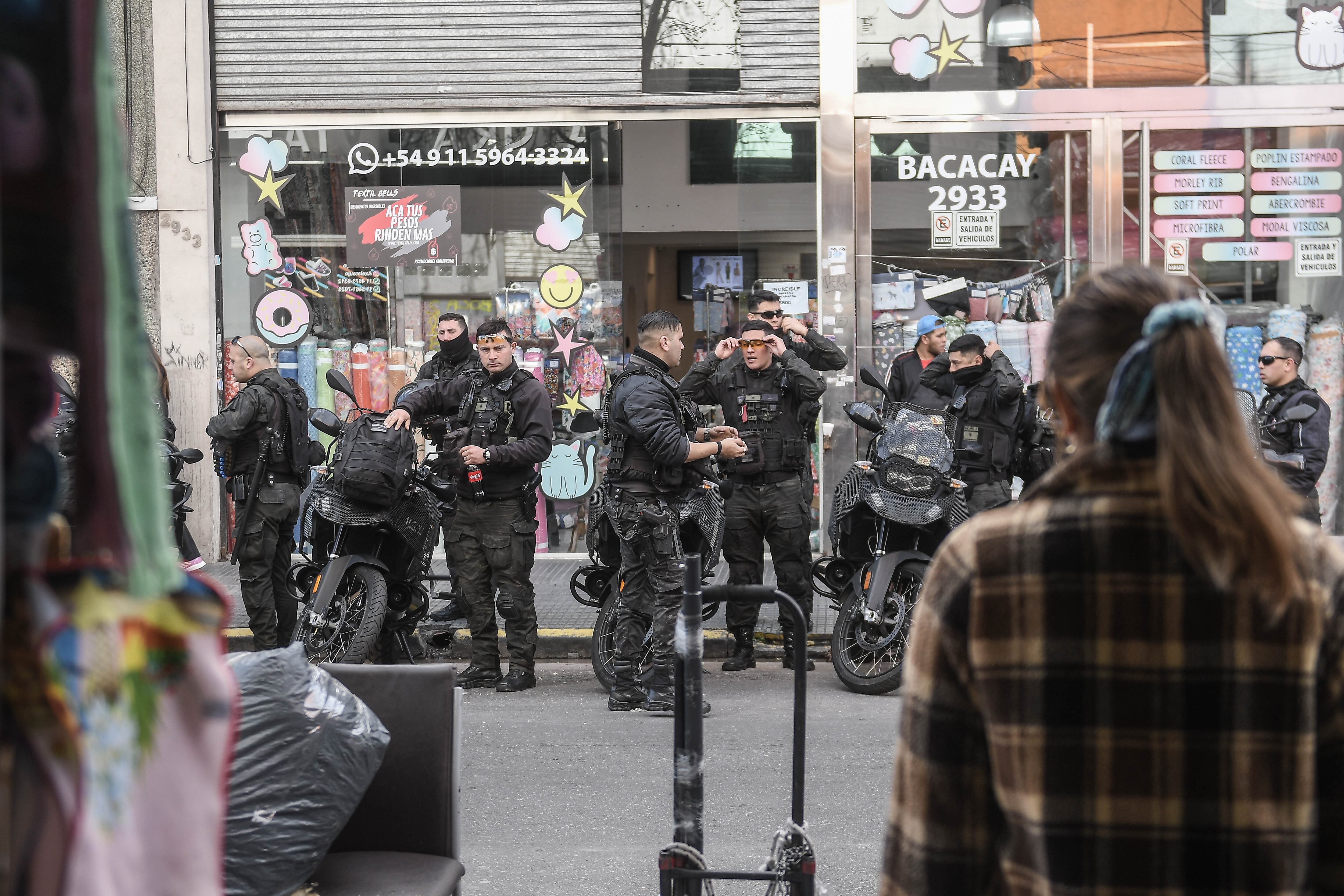 Zona comercial de Flores. Temor a saqueos en locales. Foto Federico Lopez Claro