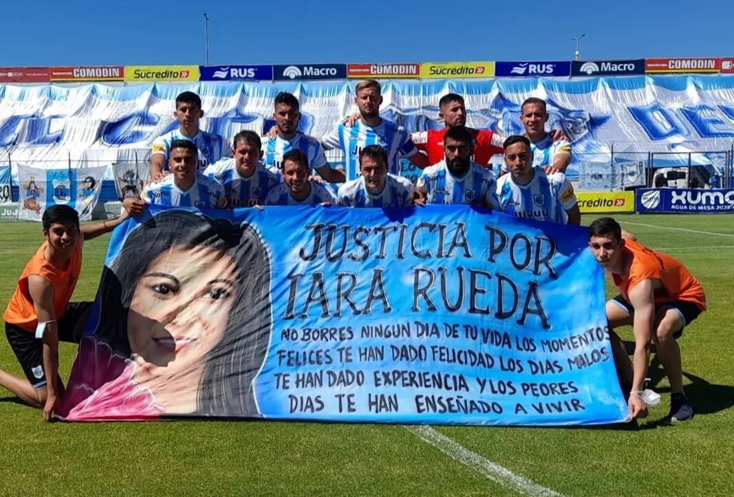 Un valioso gesto tuvieron el año pasado los jugadores de Gimnasia y Esgrima de Jujuy previo al inicio de un partido oficial, posando para la foto con una pancarta pidiendo justicia para la adolescente palpaleña Iara Rueda, víctima de femicidio.