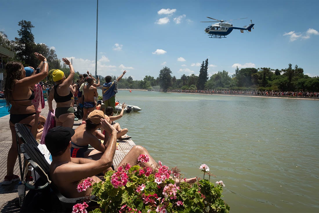 Exhibición Aérea y acuática en el Lago del Parque general San Martín.  Foto Ignacio Blanco / Los Andes