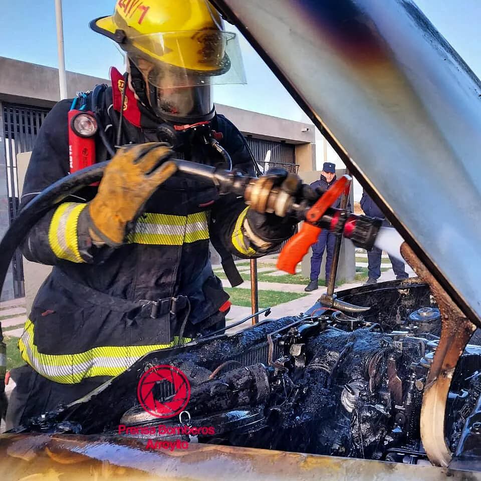 Incendio camioneta Barrio Don Pablo Arroyito