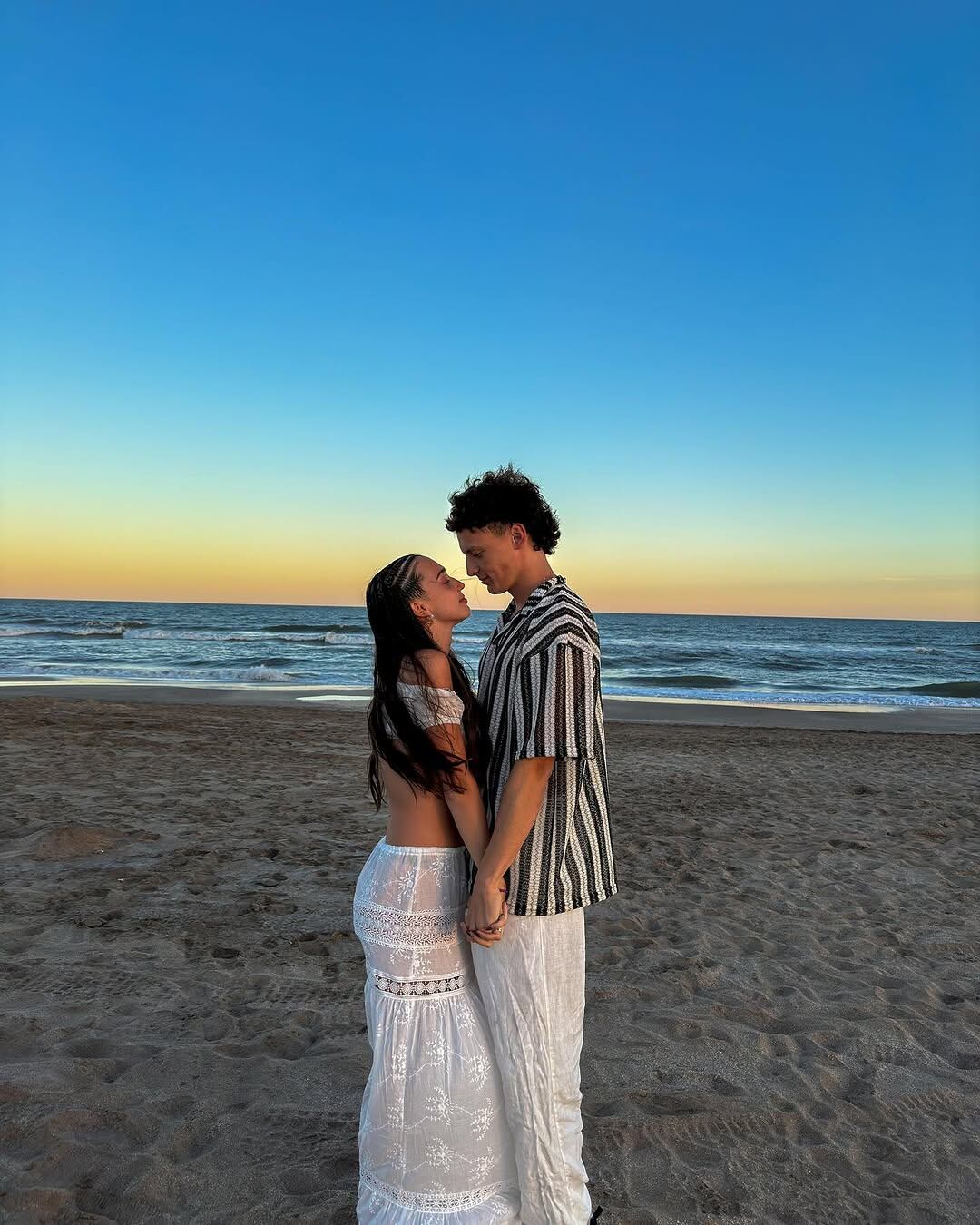 La pareja posó con el atardecer de fondo.