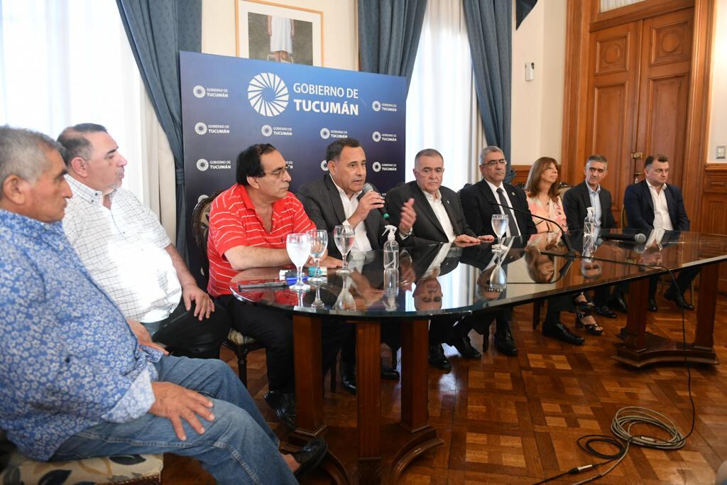 Reunión firma acta acuerdo.