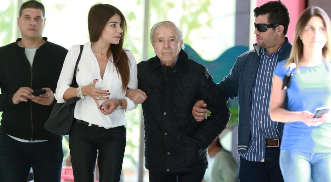 Menem y sus hijos Zulemita y Carlos Nair tras visitar a Máximo en la Clínica Las Condes (Foto: Luis Felipe Quintana/La Cuarta/Agencia Uno/DPA).