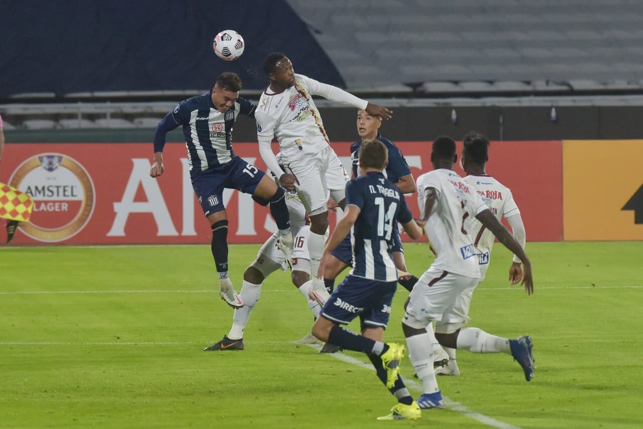 Bien arriba. Talleres en busca del gol en una pelota detenida. (Facundo Luque)