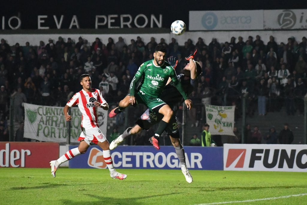 Requena de fondo en la acción. El defensor aprobó en el debut como titular (Foto: Prensa Sarmiento).