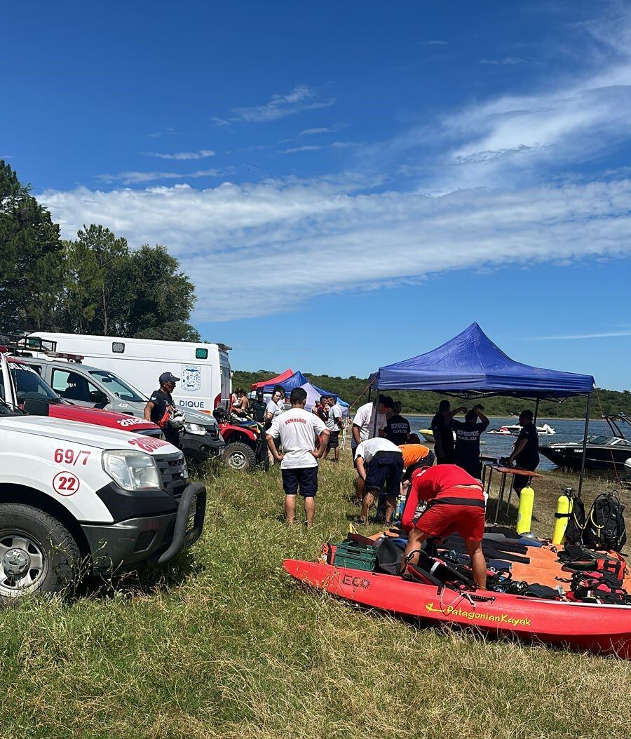 Operativo de rescate acuático en el lago entre Villa Rumipal y Villa del Dique.