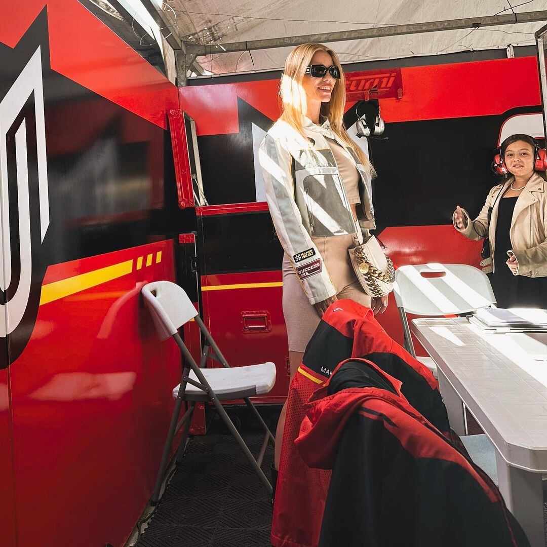 Nicole Neumann y un look inspirado en el automovilismo para alentar a Manu Urcera en su primera carrera del año