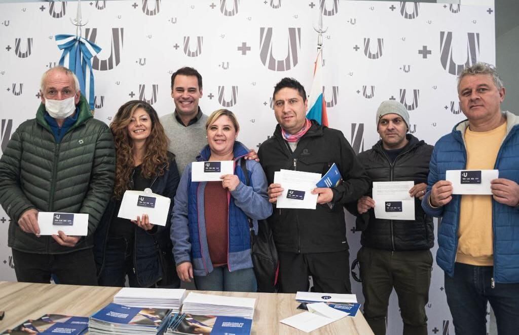 Gustavo Ventura hizo entrega de las tarjetas a Personal de Defensa Civil Provincial.