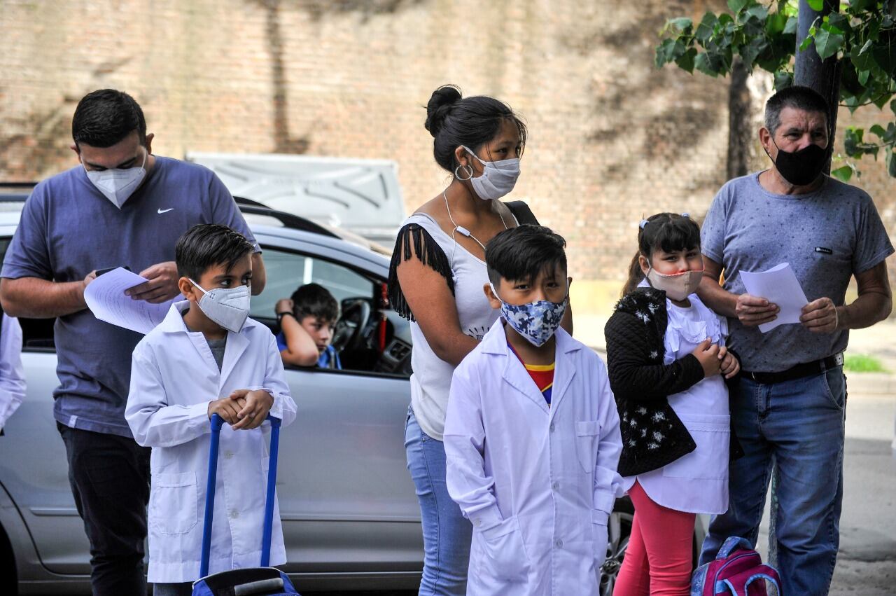 Miles de alumnos porteños volvieron a clases presenciales tras casi un año. (Clarín)