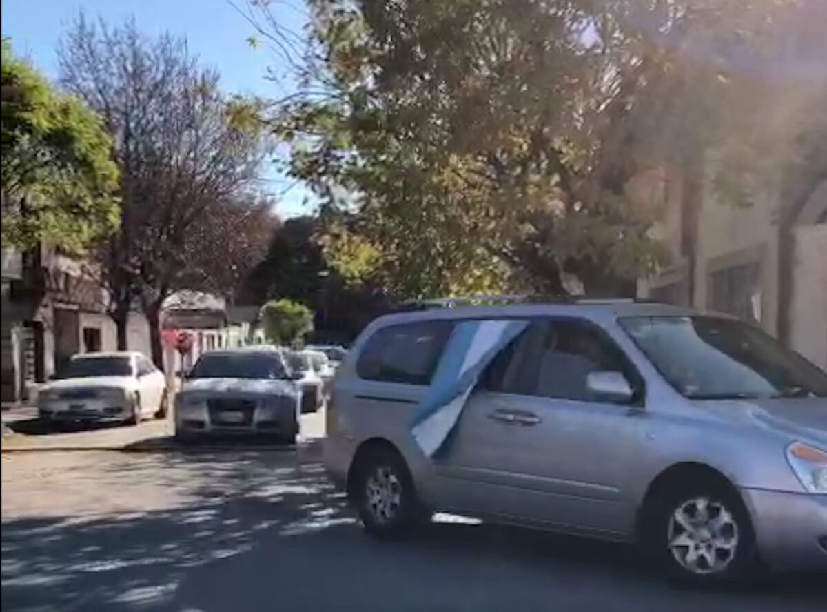 Clases: una caravana de padres pidió por la vuelta de la presencialidad en Azul