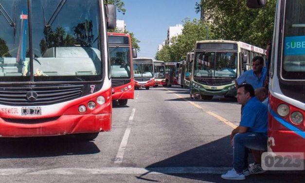 En medio del anuncio del aumento, continúa el conflicto con empresas transportistas. 