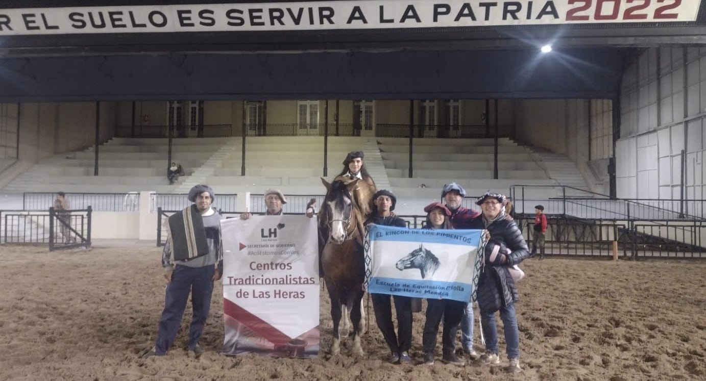 El equipo de la cabaña El Rincón de Los Pimientos, junto a Julieta Montenegro en Palermo.