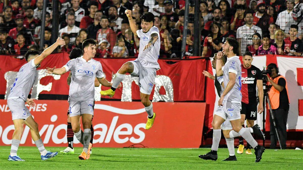 Godoy Cruz va a paso firme hacia la Libertadores, tras derrotar a Newell´s en Rosario