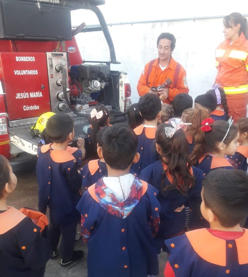 Bomberos Voluntarios de Jesús María en una escuela de la zona..