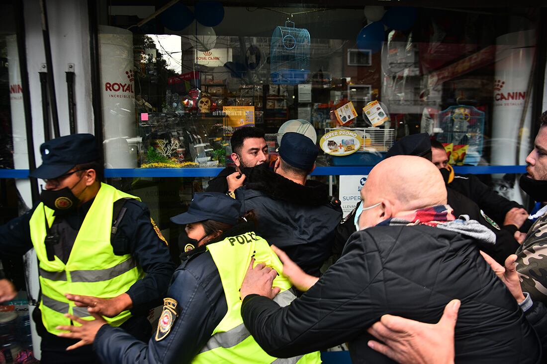 Cordoba el 21 de Mayo de 2021   protesta e incidentes en la manifestaciones de dueños y trabajadores del sector gastronomico de bares y restaurantes por las nuevas medidas de restricciones del gobierno ante la segunda ola de covid 19 Foto: Pedro Castillo