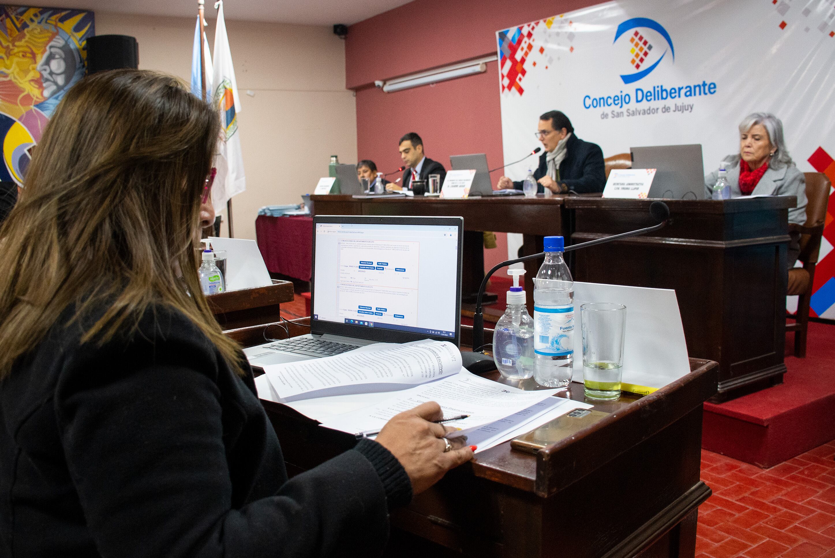 El presidente del Concejo Deliberante capitalino, Lisandro Aguiar, condujo la sesión ordinaria de este jueves en la sede del  barrio Los Huiacos.