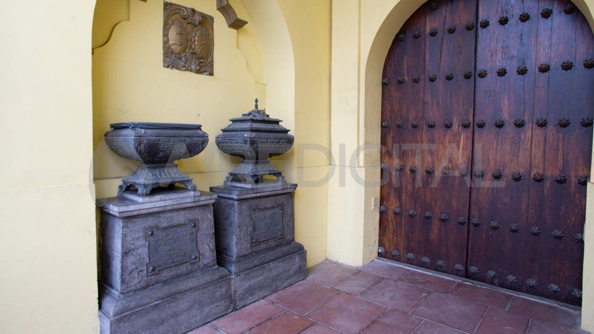 Robaron la tapa de la urna que contiene los restos del Coronel Martínez en la Catedral santafesina. Foto: Aires de Santa Fe