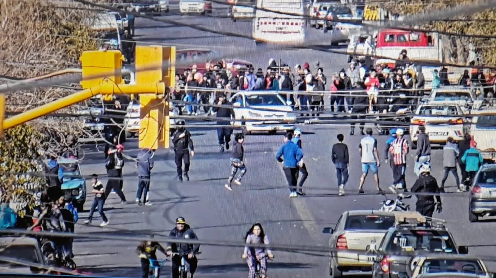 Alrededor de 70 personas intentaron saquear un supermercado en San Juan durante la tarde del sábado.