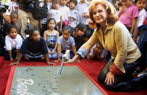 Barbara asistió a un evento en 2002 en el paseo de la fama en honor a Barbie.