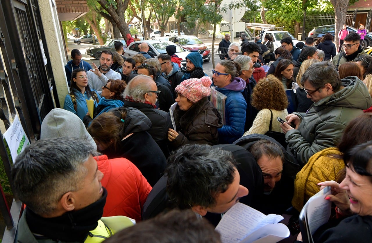 Largas filas en el consulado de España para iniciar los trámites y adquirir la ciudadanía.