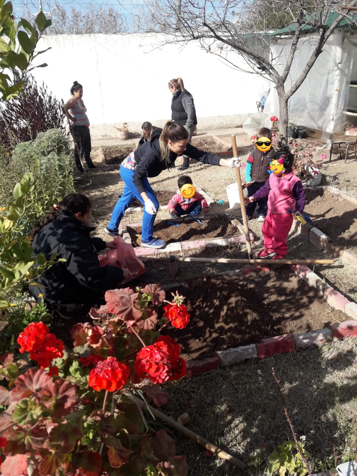 Huerta realizada en el Régimen Abierto de Mujeres (RAM), donde participan los niños.