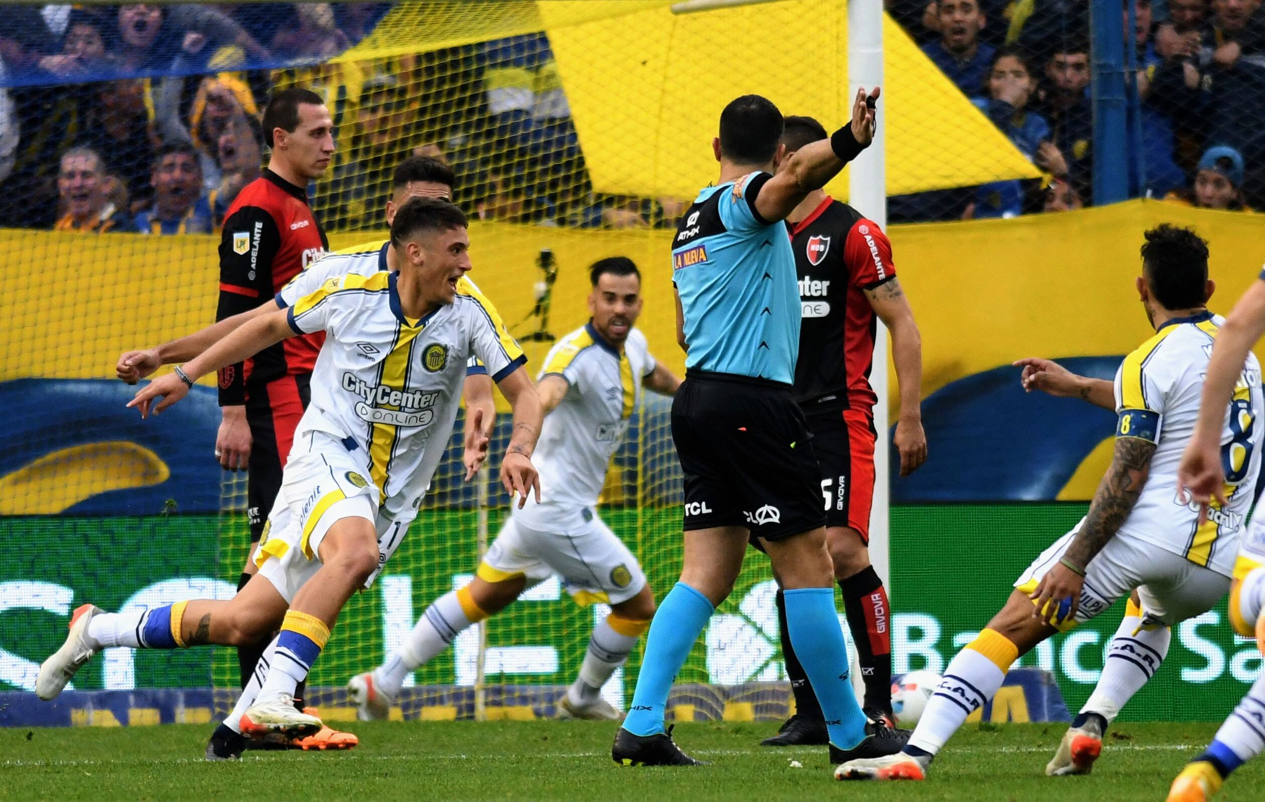 Lo grita todo Rosario Central para festejar con victoria en el clásico rosarino ante Newell's y con Tevez como entrenador. (Fotobaires)