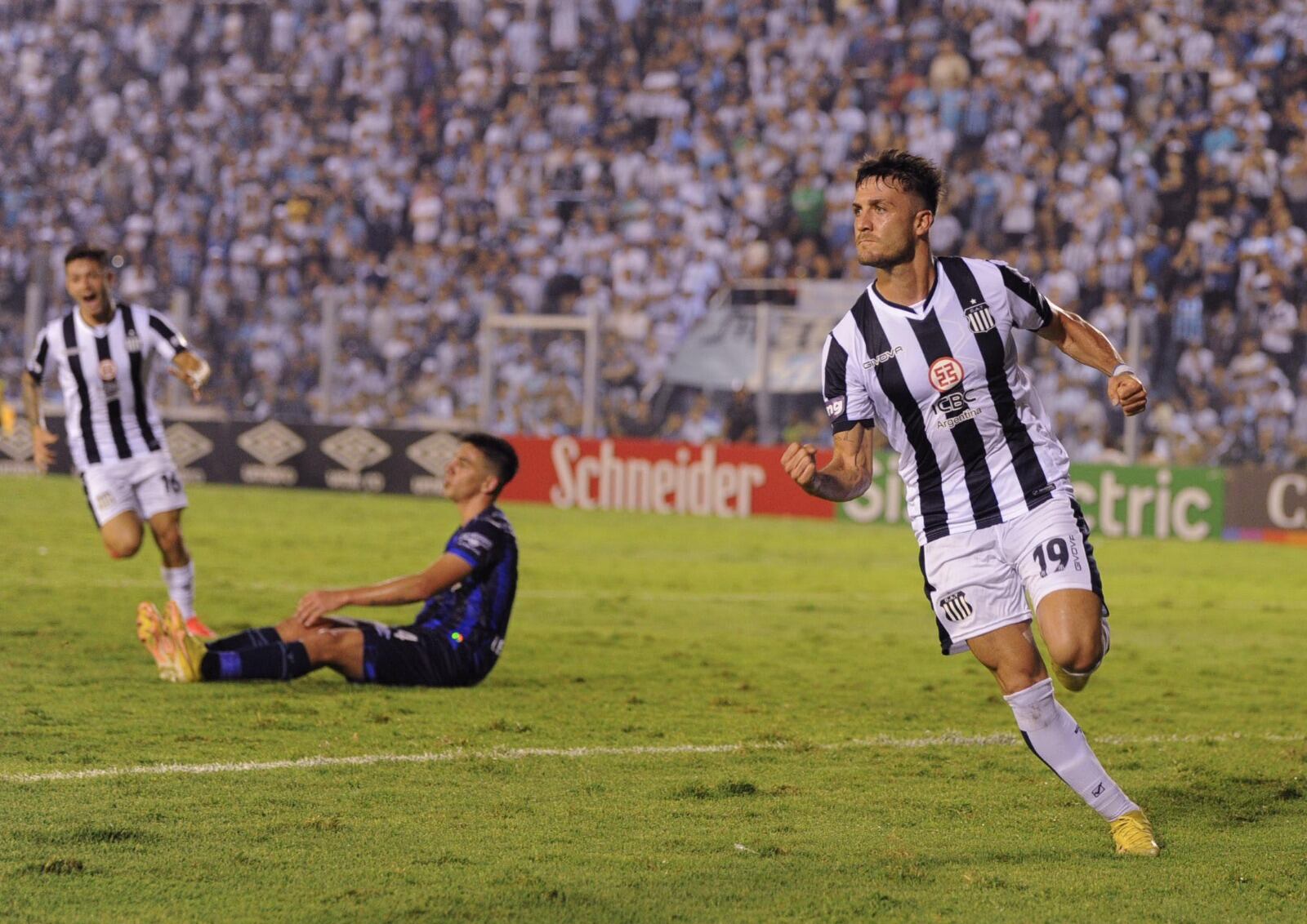 Francisco Pizzini marcó el primer gol de Talleres ante Atlético Tucumán. (Télam)