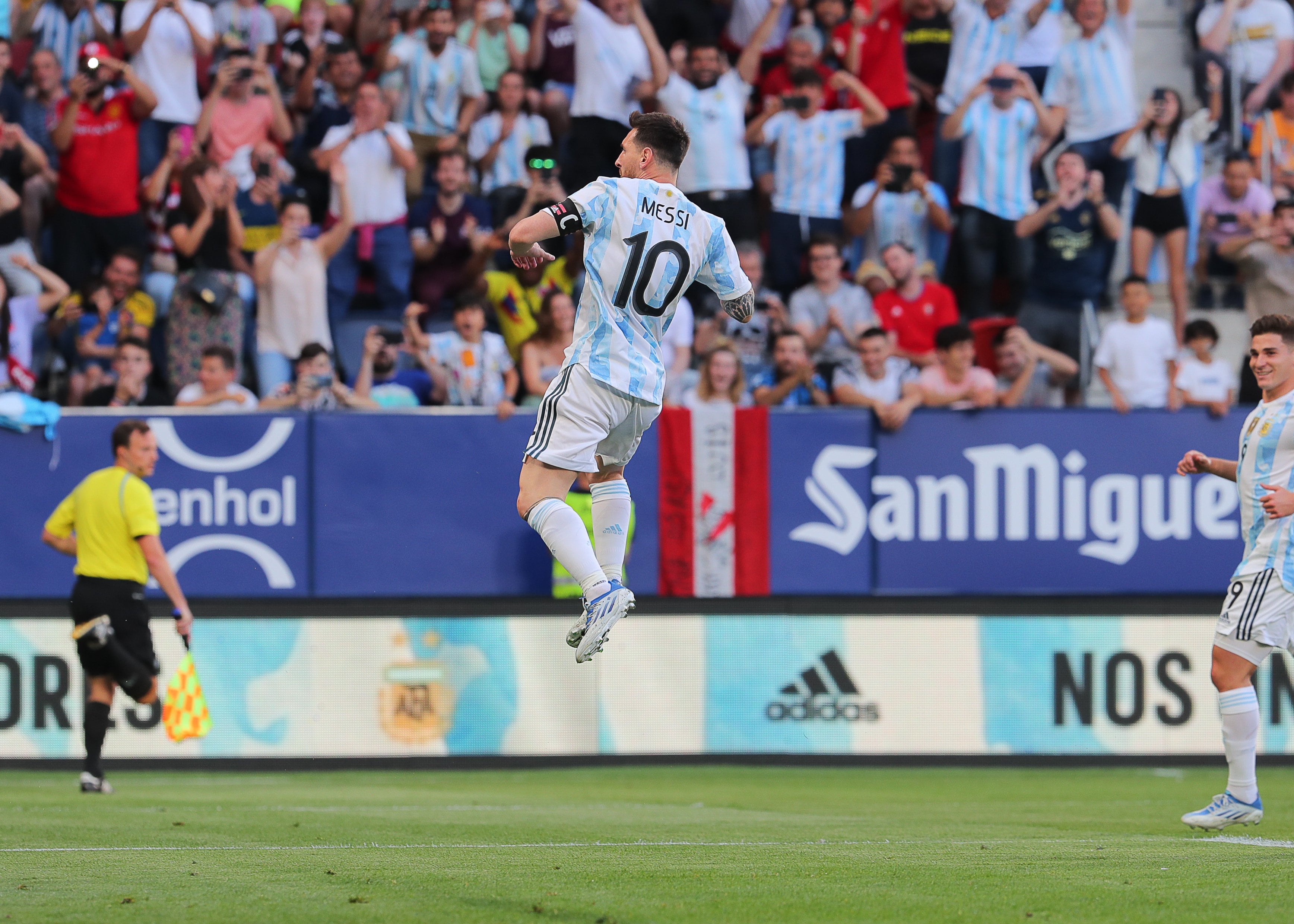 Lionel Messi festeja su gol ante Estonia.