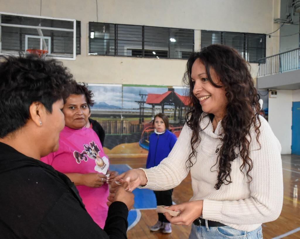 Para concientizar sobre el cáncer de mama las mujeres de Ushuaia bailaron Zumba