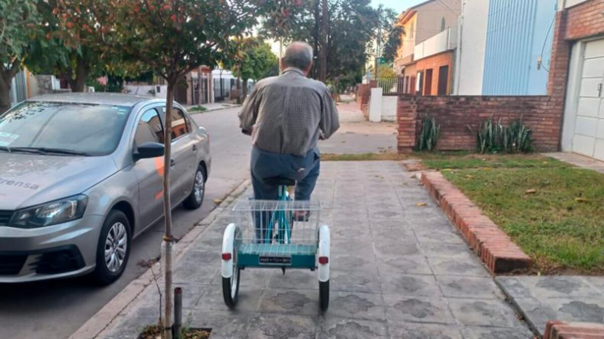 Córdoba solidaria: le regalaron una bici al jubilado que defendieron con una patada voladora