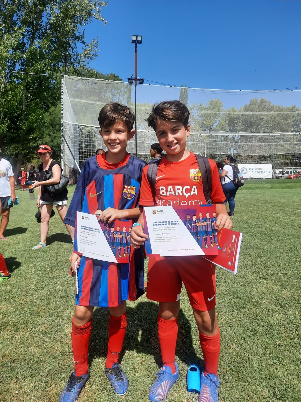 Mateo Peñafiel, MVP de la Clínica de Barcelona en Junín, junto a su mejor amigo Francisco.