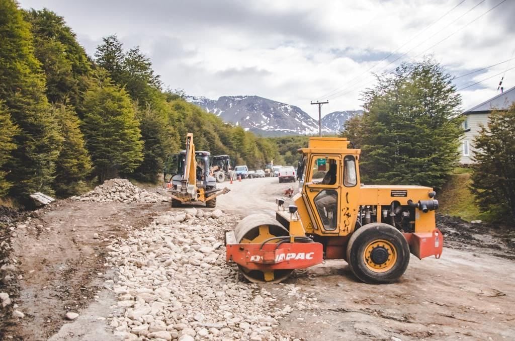 Siguen los trabajos de bacheo en el camino al Glaciar Martial