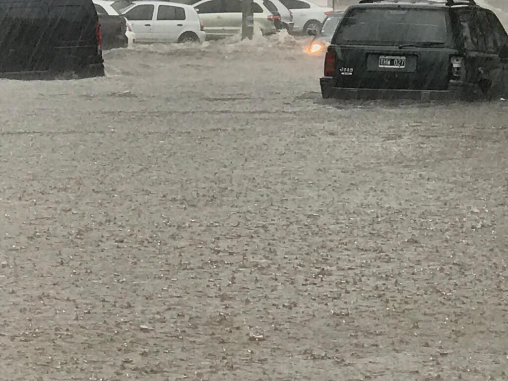 Un "río de lluvia" en las calles céntricas de Carlos Paz.