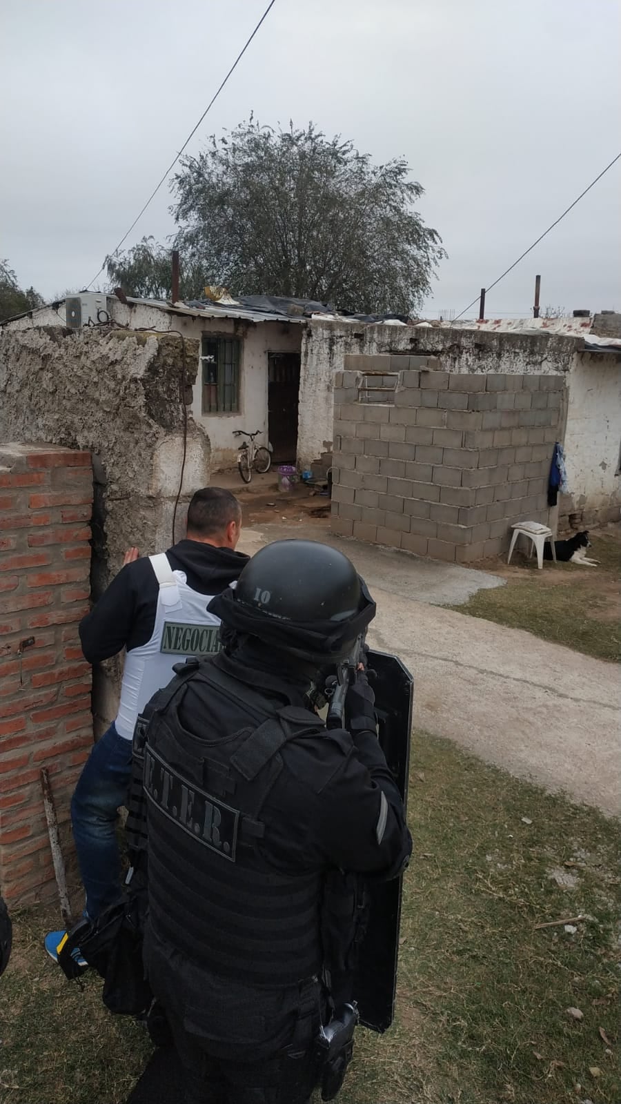 TOMA DE REHENES. Personal policial trabaja en el caso que ocurre en un domiclio de la localidad de Alejandro Roca, departamento Juárez Celman.