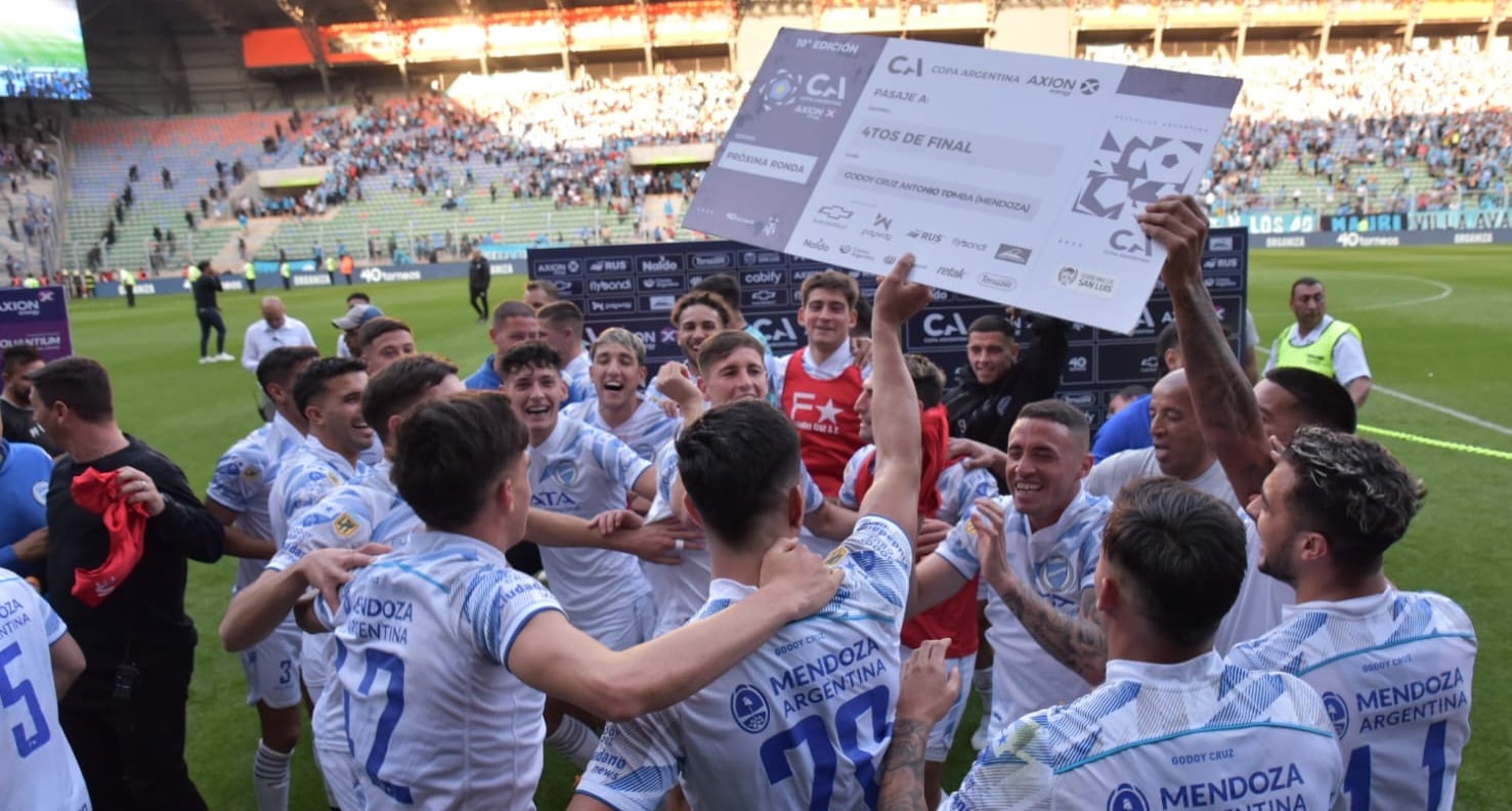 Festejo de Godoy Cruz en Villa Mercedes, San Luis al pasar de fase por la Copa Argentina.